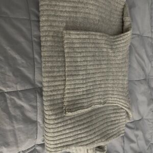 NILI LOTAN - Ribbed Knit 100% Cashmere Sweater in light Gray